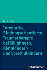Katrin Boger ibt Buch