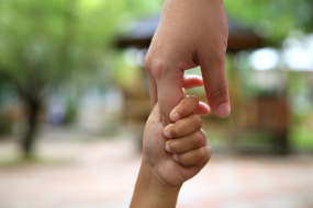 Wie Bindungserfahrungen und frühes Trauma das kindliche Gehirn prägen und wie Kinder sich von frühen Belastungen erholen können.